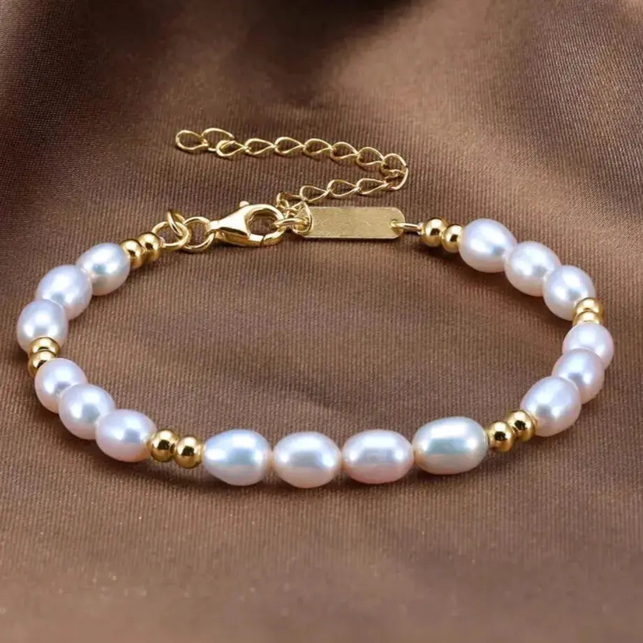 freshwater pearl and gold bead bracelet close-up
