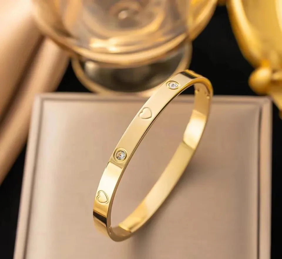 Elegantia gold clover bracelet statement jewellery