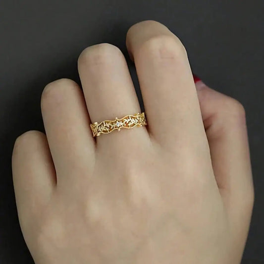 Delicate vintage leaf ring in 925 silver worn on a finger for a classic look.