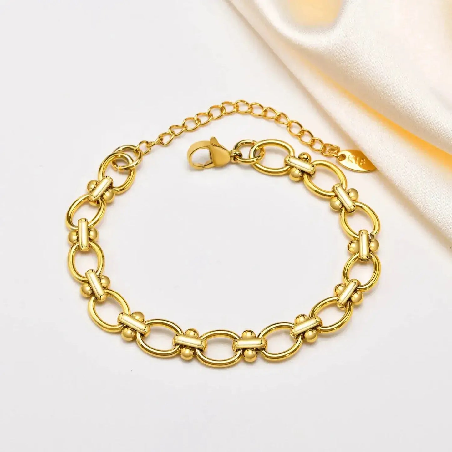 classic-link-chain-bracelet-close-up