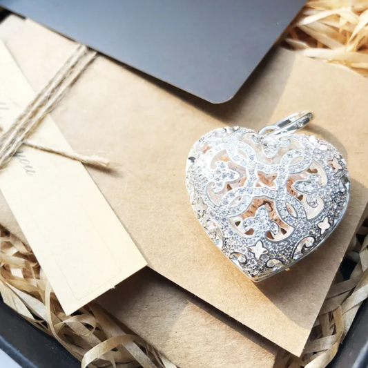 women’s romantic heart locket reveals inner heart