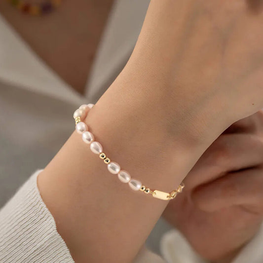 Stylish freshwater pearl bracelet with gold detailing for daily wear