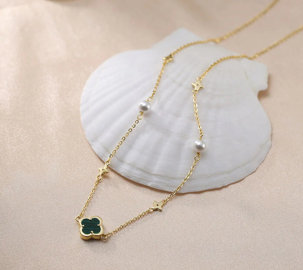 Four-leaf clover charm necklace in gold – meaningful gift jewellery for women