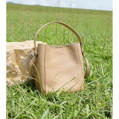strap close up of elegantia alira beige leather bucket bag crossbody style