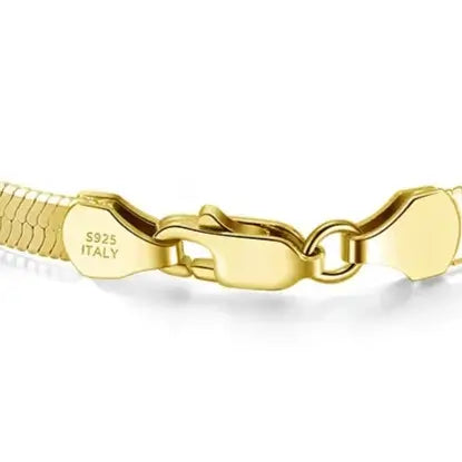 elegant herringbone bracelet gold day-to-night detail