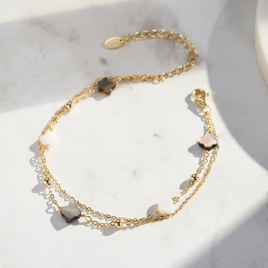 Luxury clover bracelet in gold with mother of pearl symbol of luck