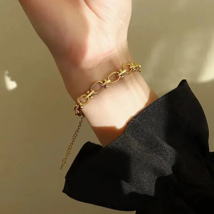 gold-bracelet-for-women-elegantia-luxury