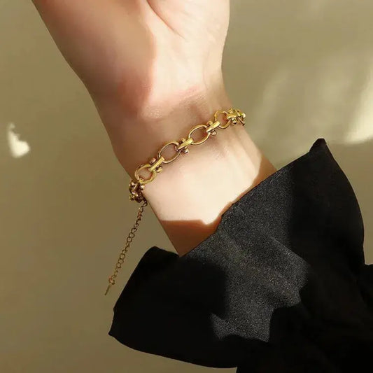 gold-bracelet-for-women-elegantia-luxury