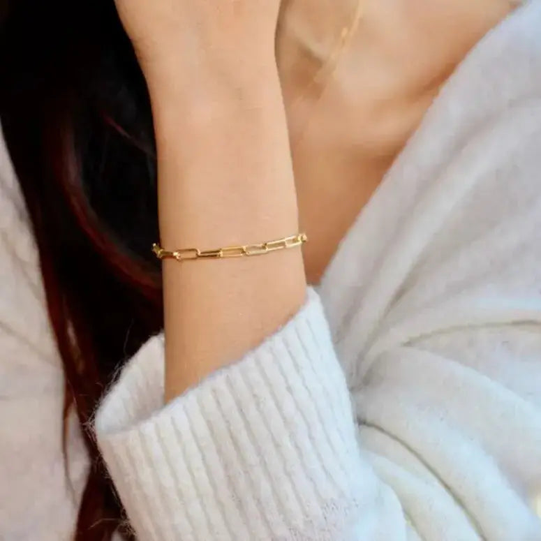 quiet-luxury-gold-chain-bracelet