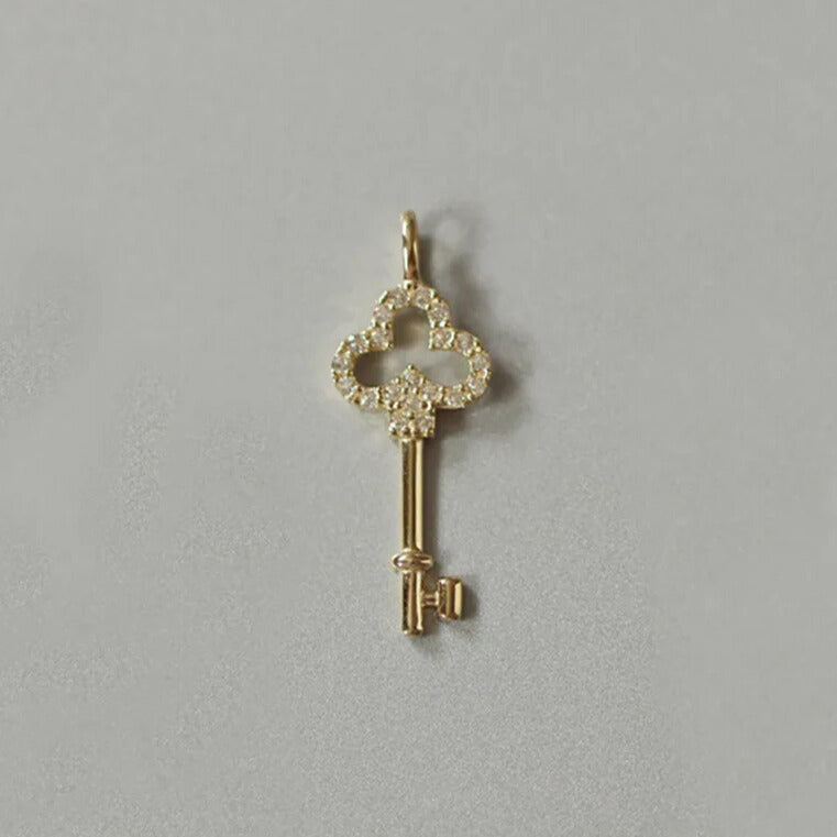fashion sterling silver necklace with zirconia clover key pendant
