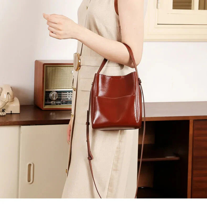 model carrying elegantia alira brown vintage leather