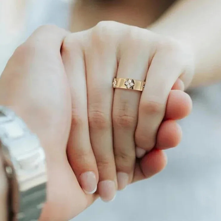 elegantia gold clover ring lifestyle image