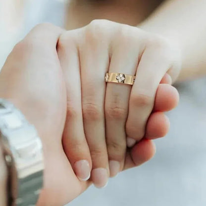 elegantia gold clover ring lifestyle image